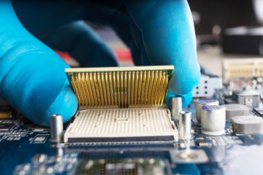 Bir Cpu anakart üzerinde yerleştirerek bir eldivenli elini.