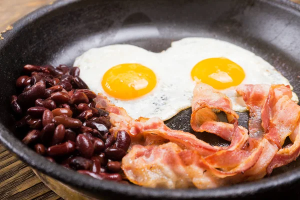 Slanina Vejce Fazole Osolené Vejce Počítat Černým Pepřem Anglická Snídaně — Stock fotografie