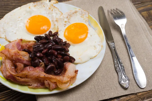 Piatto Con Uova Strapazzate Pancetta Fagioli Tavolo Rustico Legno Copia — Foto Stock