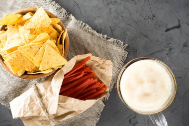 Karanlık bira, cips ve balık masaya chipler.
