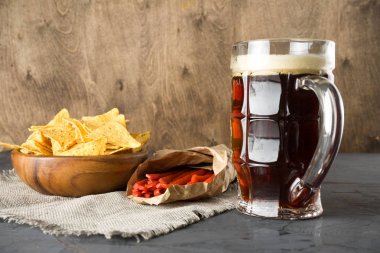 Karanlık bira, cips ve balık masaya chipler.