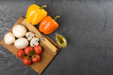 Mantar mantar, marul, domates ve spagetti masada