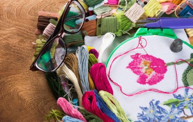 Kanaviçe işi işlemidir. Tuval üzerinde çemberler, iğneler, nakış ipi ve desen. Kopyala Yapıştır