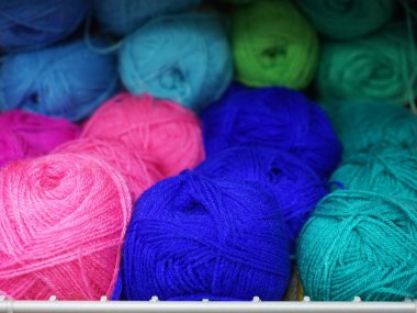 Rafta mağazada iplik skeins.