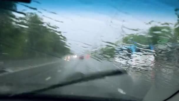 Rijden Auto Regen Natte Weg Autoruiten Wissers Regen — Stockvideo