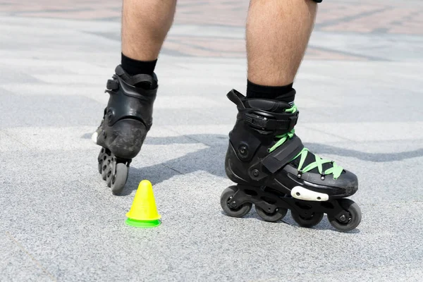 轮滑运动中男性腿的特写。 轮滑花样滑冰. — 图库照片