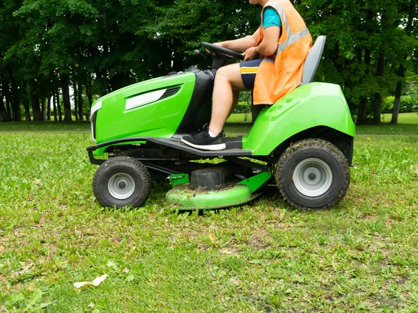 Tosaerba professionale taglia l'erba. Falciatura in parchi e aree residenziali . — Foto Stock