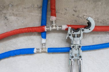 Tesisatçı bakır boru sıkıştırıcı ütü tüpü aleti. Isıtma boruları, basın teçhizatlarıyla birbirine bağlı. Hidrolik, tesisatçı aletleri..