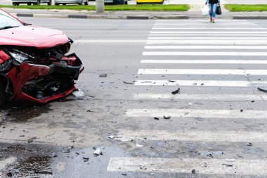 Sokakta bir kaza, şehirde bir çarpışma sonrası hasar gören arabalar..