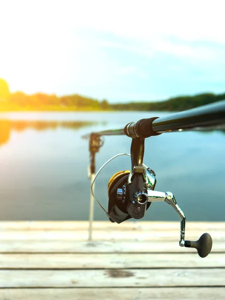 Rybaření kaprů na krásném modrém jezeře s kapry a pruty lusky v létě ráno. Rybaření z dřevěné plošiny. — Stock fotografie