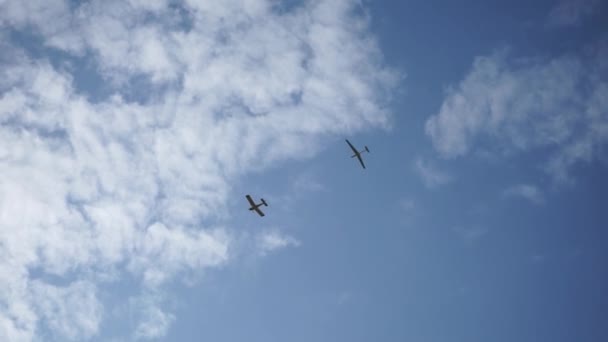 Flugzeug Ziehen Gleitschirm Weiße Wolken Hintergrund Selbstfahrendes Segelflugzeug Der Luft — Stockvideo
