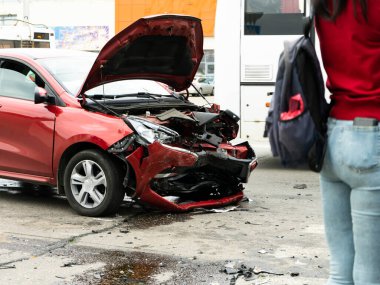 Yayalar durup bir araba kazasının sonuçlarına bakarlar..
