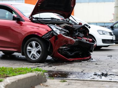 Sokakta bir kaza, şehirde bir çarpışma sonrası hasar gören arabalar.