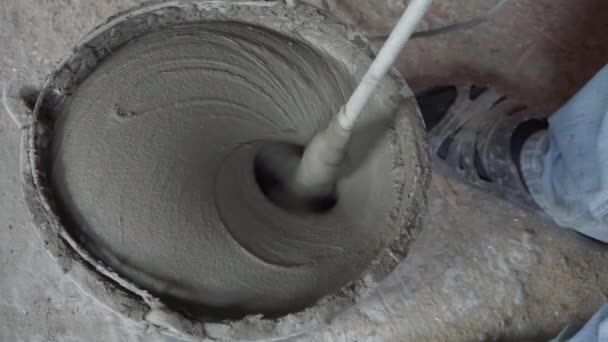 Mistura Cimento Para Construção Pequeno Tanque Preto Trabalhador Misturando Gesso — Vídeo de Stock