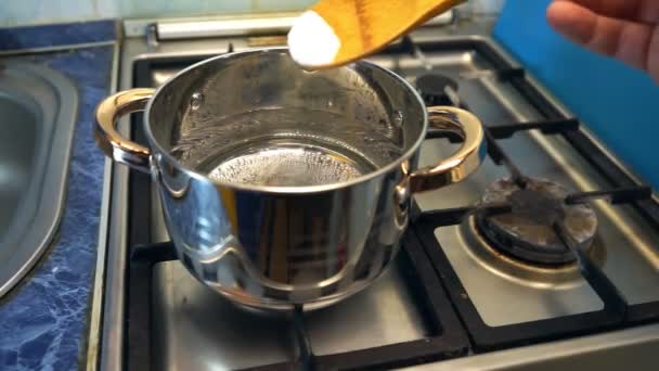 Una olla de metal con agua hirviendo y un poco de sal para cocinar . — Vídeos de Stock