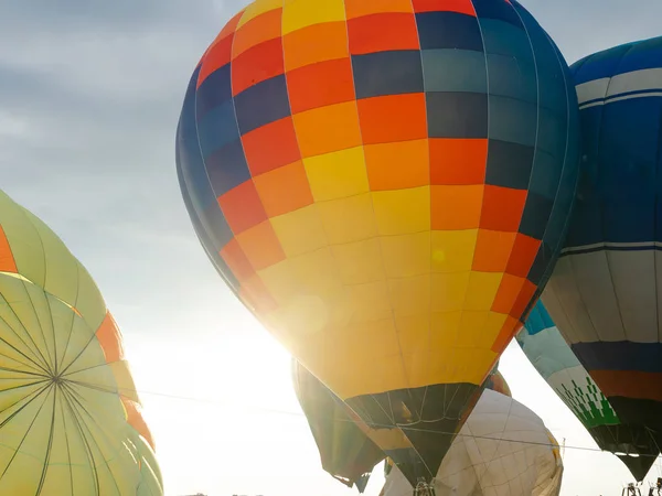 Μπαλόνια στο έδαφος. Μπαλονίστες προετοιμάσει τα μπαλόνια για την πτήση. Φεστιβάλ αεροναυτικής. — Φωτογραφία Αρχείου