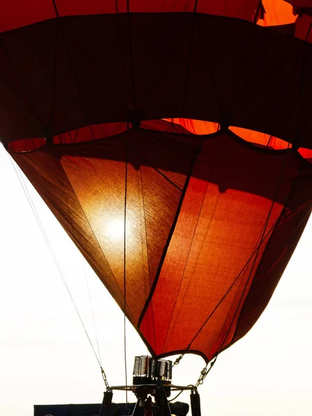 Η φωτιά ζεσταίνει τον αέρα σε ένα μπαλόνι. Μπαλονίστες προετοιμάσει τα μπαλόνια για την πτήση. Φεστιβάλ αεροναυτικής. — Φωτογραφία Αρχείου