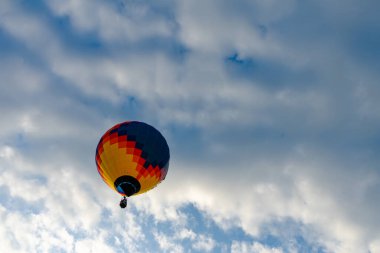 Mavi gökyüzünde uçan renkli sıcak hava balonları. Çok az renkli, sıcak hava balonu Balon Festivali 'ne iniyor.