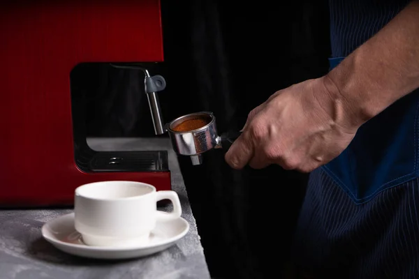 一个手里拿着排泄器的人在咖啡机里煮咖啡的概念 用低调的方式拍照 — 图库照片