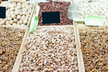 Fındık satmak. Farklı tuzlu ve organik fındık çeşitleri. Açık hava tabelasında fındık satmak