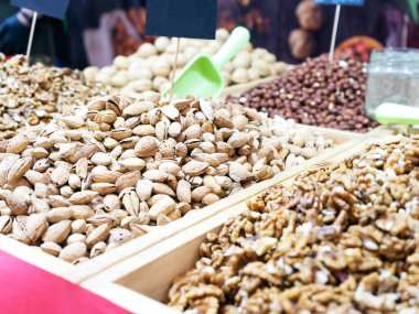 Fındık satmak. Farklı tuzlu ve organik fındık çeşitleri. Açık hava tabelasında fındık satmak