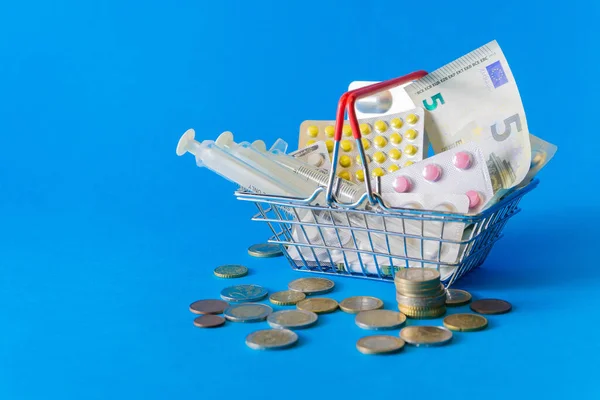 Koncepcja inflacji w medycynie. Medycyna i pieniądze w koszyku. Wzrost cen leków. — Zdjęcie stockowe