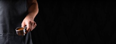 Elinde iskele filtresi olan bir adam. Kahve makinesinde kahve yapma fikri. Gösterişsiz bir fotoğraf. Pankart