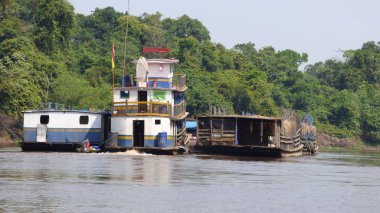 Fleuve içinde mavna. Bolivya, Güney Amerika.