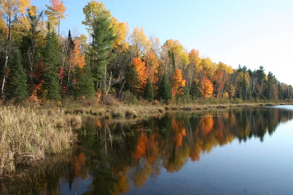 Quebec sonbaharda. Kanada, Kuzey Amerika.