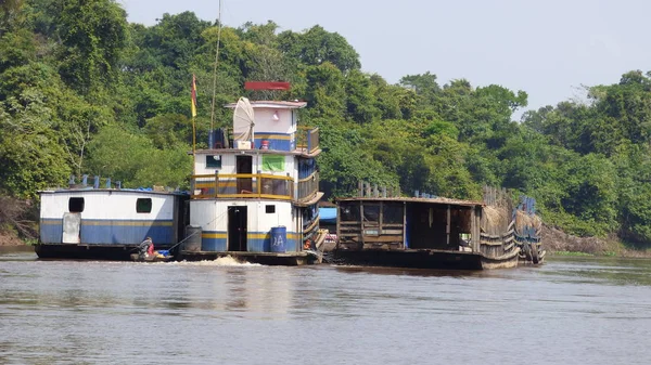 Barge in Fleuve. Bolivien, Südamerika. — Stockfoto