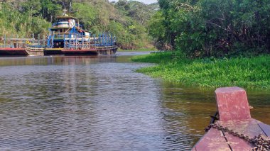 Fleuve içinde mavna. Bolivya, Güney Amerika.