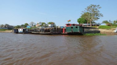 Fleuve içinde mavna. Bolivya, Güney Amerika.