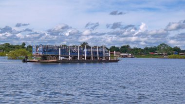 Mamore içinde mavna. Bolivya, Güney Amerika.