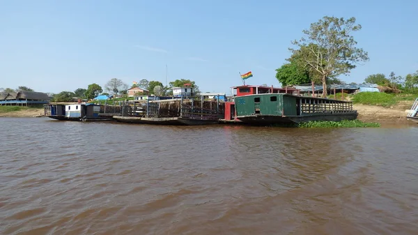 Fleuve içinde mavna. Bolivya, Güney Amerika.