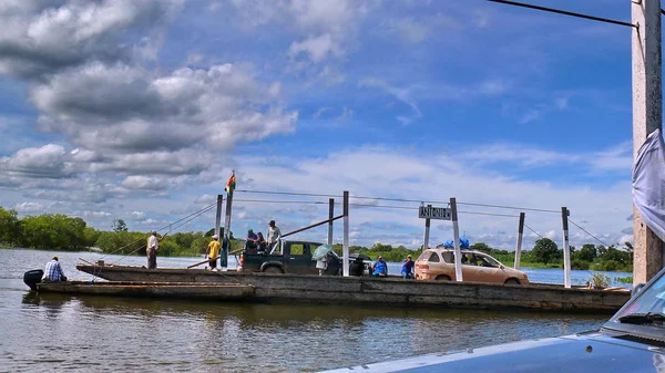 Mamore içinde mavna. Bolivya, Güney Amerika.