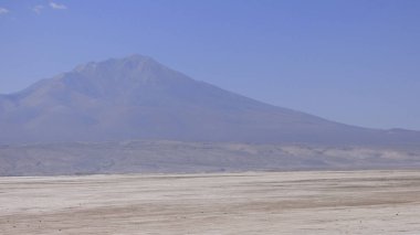 Altiplano manzarası, anıtlar, Vulkanlar, çöller ve lagunalar.