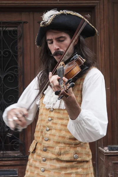 Mannen i historiska kläder en violin — Stockfoto