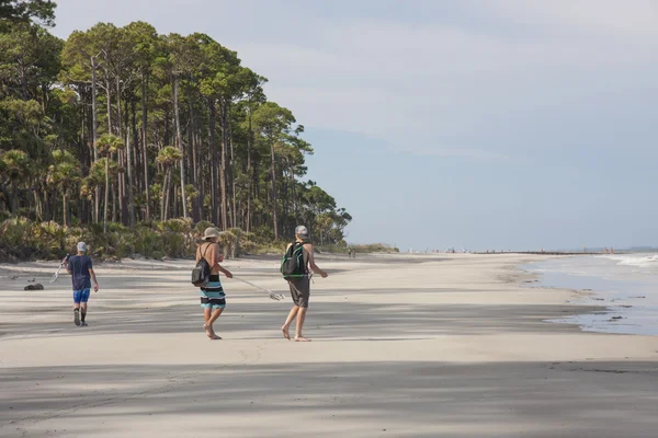 Três adolescentes do sexo masculino passeando em uma praia — Fotografia de Stock