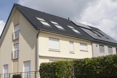 bir çatısında güneş panelleri