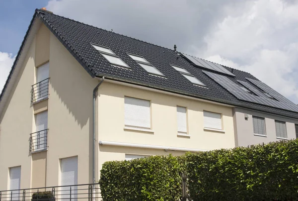 bir çatısında güneş panelleri