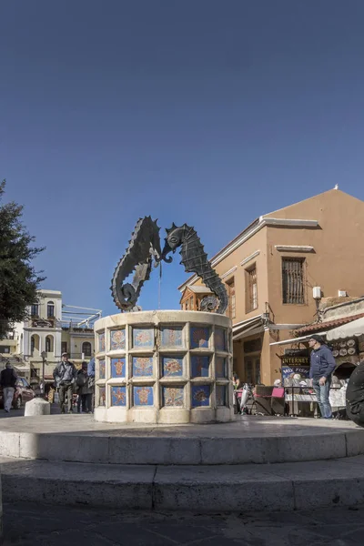 Fontana d'acqua nel centro storico di Rodi, Grecia — Foto Stock