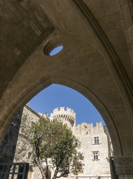 Paleis in de oude stad van Rhodos — Stockfoto