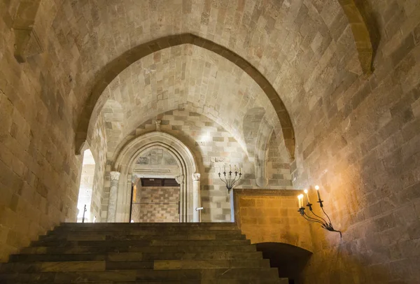 Escalera de piedra en el Palacio en el casco antiguo de Rodas —  Fotos de Stock