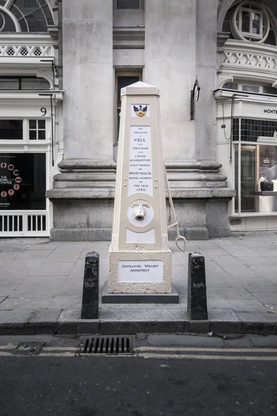Old Water Pump, Cornhill, Лондон, Великобритания — стоковое фото