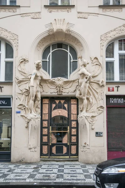 Puerta Art-deco en Praga, República Checa —  Fotos de Stock