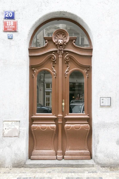 Puerta Art-deco en Praga, República Checa — Foto de Stock