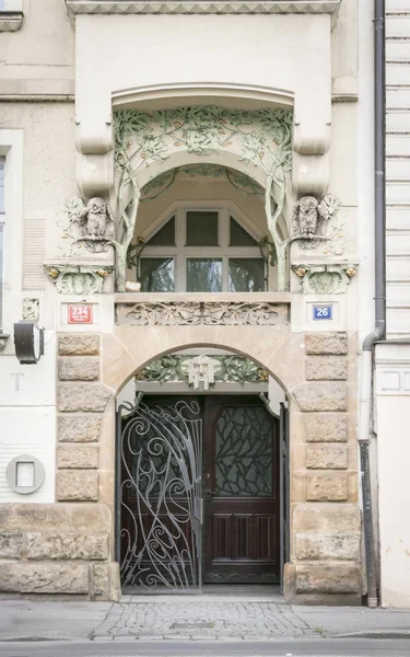 Τέχνη-deco πόρτα στην Πράγα, Τσεχική Δημοκρατία — Φωτογραφία Αρχείου