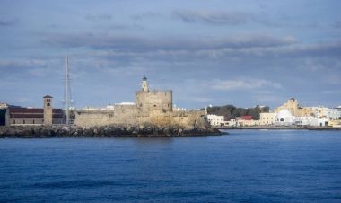 Kale ve deniz feneri, Rodos Limanı, Yunanistan