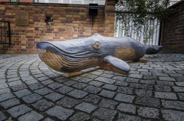 木製彫刻マッコウクジラ、シュトラールズント、ドイツ — ストック写真