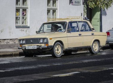 Vintage Lada otomobil yol kenarında park etmiş